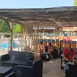 Kemp Mobil-home Confortable Avec Terrasse Pour 6 Personnes - Api-1-52-647 *