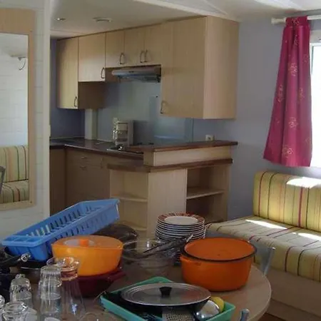 Mobil-home Confortable Avec Terrasse Pour 6 Personnes - Api-1-52-647 * La Cassagne