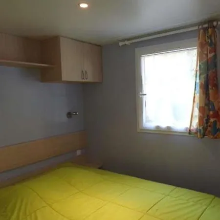 Mobil-home Confortable Avec Terrasse Pour 6 Personnes - Api-1-52-647 *