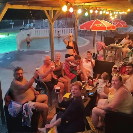 Kemp Mobil-home Confortable Avec Terrasse Pour 6 Personnes - Api-1-52-647 La Cassagne