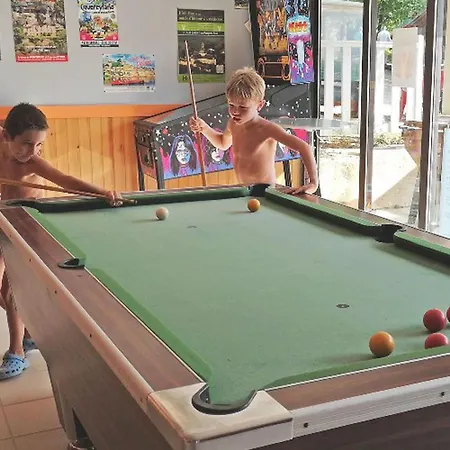 Kemp Mobil-home Confortable Avec Terrasse Pour 6 Personnes - Api-1-52-647 *