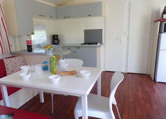 Mobil-home Confortable Avec Terrasse Pour 6 Personnes - Api-1-52-647 *